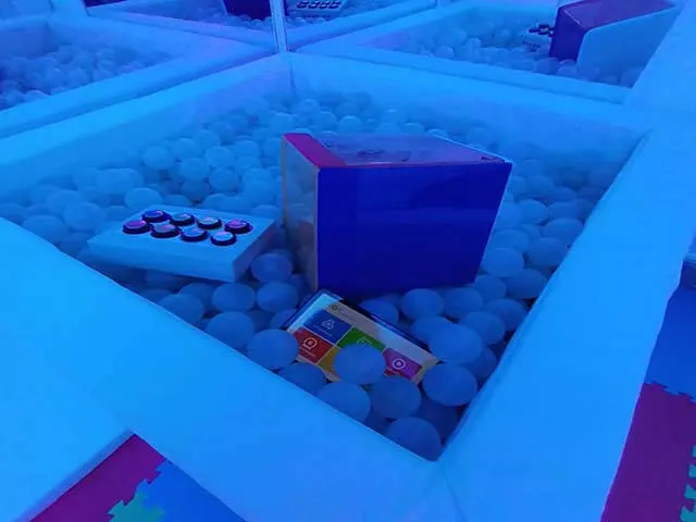 Alberca de pelotas interactiva en proyecto sensorial